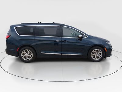 2023 Chrysler Pacifica — photo 8 view