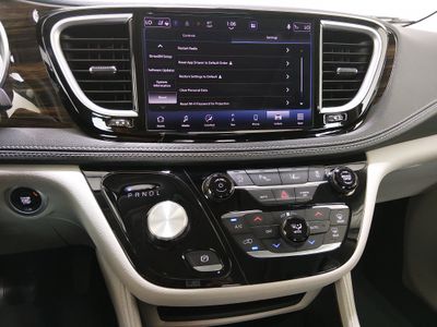 2023 Chrysler Pacifica — photo 13 view