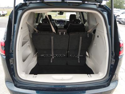 2023 Chrysler Pacifica — photo 11 view