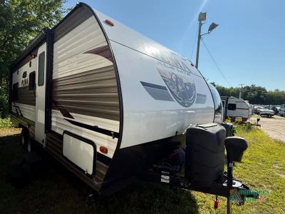 2019 Palomino Puma XLE Lite — front three-quarter view
