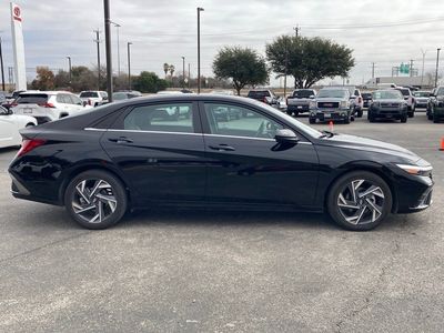 2025 Hyundai Elantra - Photo 4