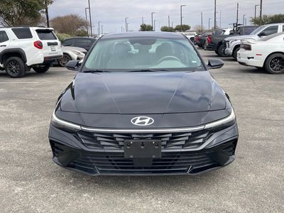 2025 Hyundai Elantra - Photo 2