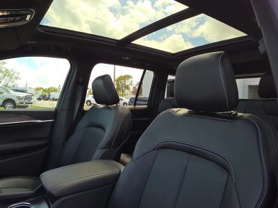 2026 Jeep Grand Cherokee — photo 12 view