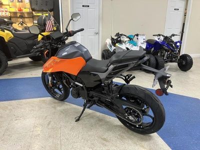 2024 KTM 250 Duke - Photo 4