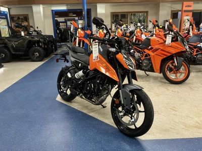 2024 KTM 250 Duke - Photo 2