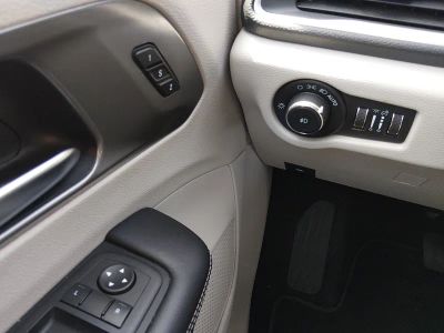 2023 Chrysler Pacifica — photo 13 view