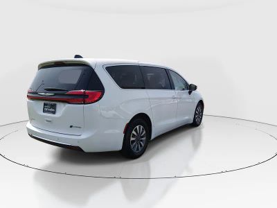 2023 Chrysler Pacifica — photo 7 view
