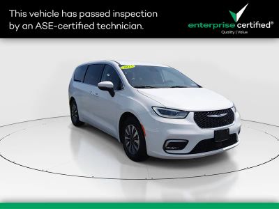 2023 Chrysler Pacifica Hybrid Touring L FWD — front three-quarter view