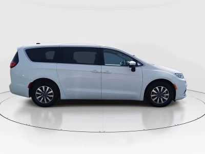 2023 Chrysler Pacifica — photo 8 view