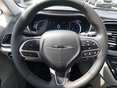2023 Chrysler Pacifica — photo 12 view