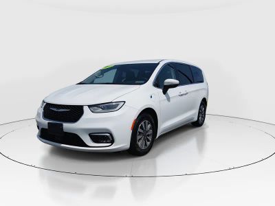 2023 Chrysler Pacifica — rear three-quarter view