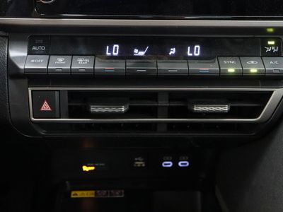 2025 Toyota Camry FWD - Photo 19