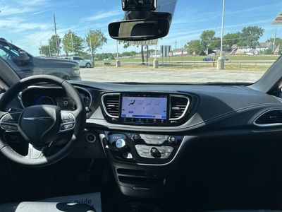 2026 Chrysler Pacifica — photo 12 view