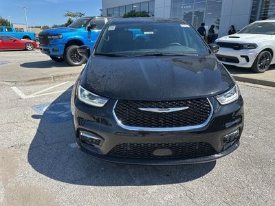 2026 Chrysler Pacifica — photo 10 view