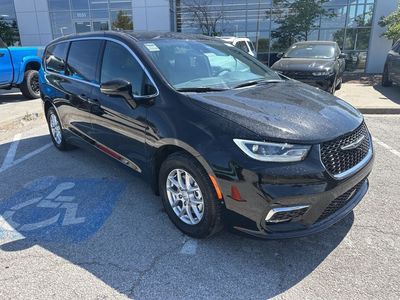 2026 Chrysler Pacifica RUCH53 — front three-quarter view