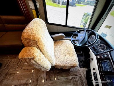 2018 Fleetwood Discovery LXE — photo 7 view