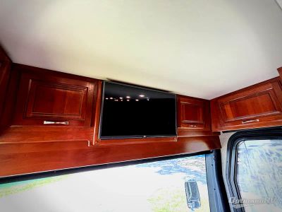 2018 Fleetwood Discovery LXE — photo 10 view