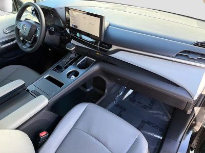 2025 Toyota Sienna — photo 13 view