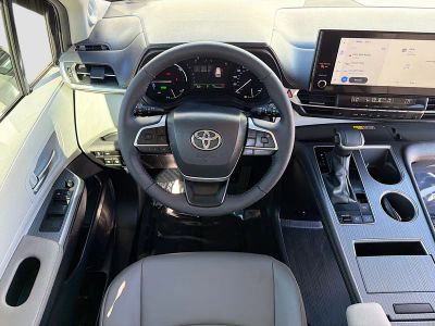 2025 Toyota Sienna — photo 16 view