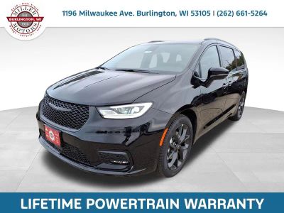 2026 Chrysler Pacifica PACIFICA LIMITED in Diamond Black Crystal Pearl-Coat Exterior Paint — front three-quarter view
