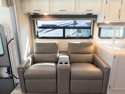 2025 Thor Motor Coach HURRICANE - Photo 7