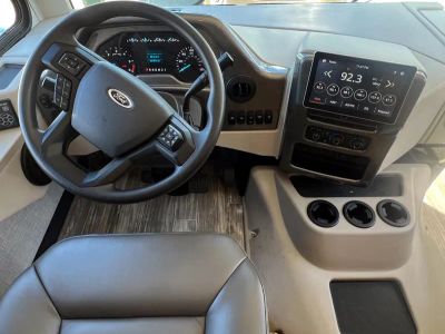 2025 Thor Motor Coach HURRICANE - Photo 2
