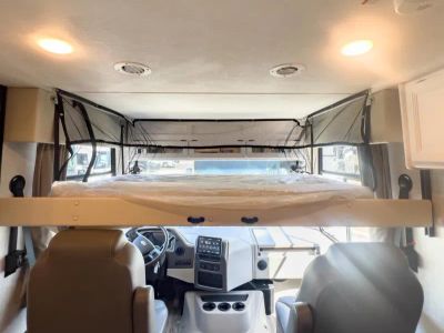 2025 Thor Motor Coach HURRICANE - Photo 4