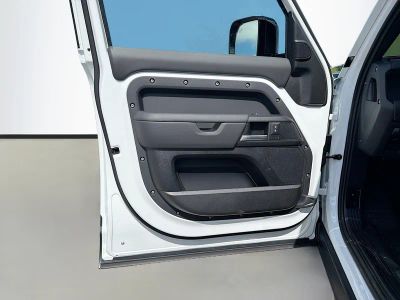 2026 Land Rover Defender 110 — photo 22 view