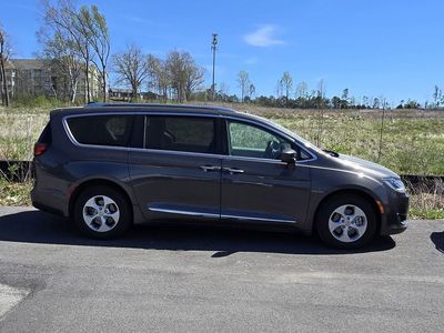 2017 Chrysler Pacifica - Photo 2