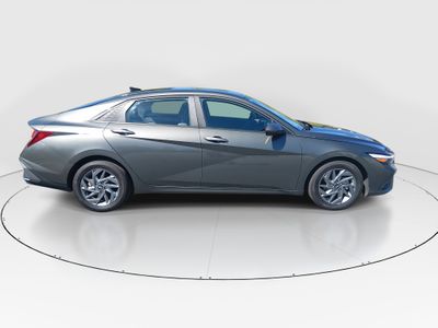2024 Hyundai Elantra — photo 8 view