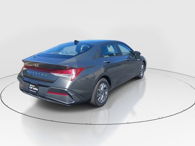 2024 Hyundai Elantra — photo 7 view