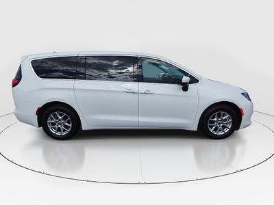 2023 Chrysler Voyager — photo 8 view