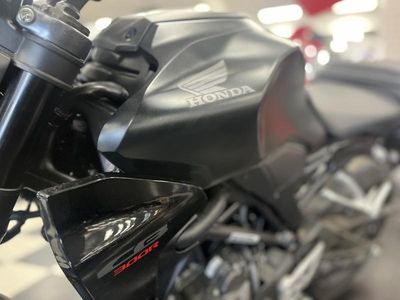 2025 Honda CB300R - Photo 4