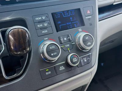 2020 Toyota Sienna — photo 14 view