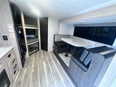 2025 Cruiser RV Avenir - Photo 3