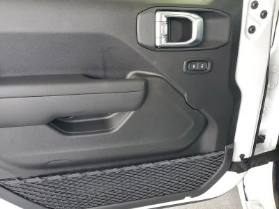 2026 Jeep Wrangler — photo 13 view