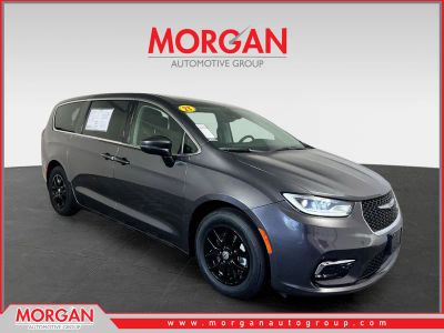 2023 Chrysler Pacifica Touring L in Granite Crystal Metallic Clearcoat — front three-quarter view