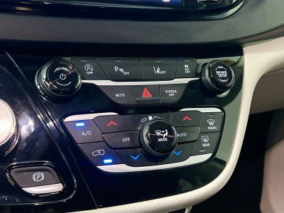 2023 Chrysler Pacifica — photo 23 view