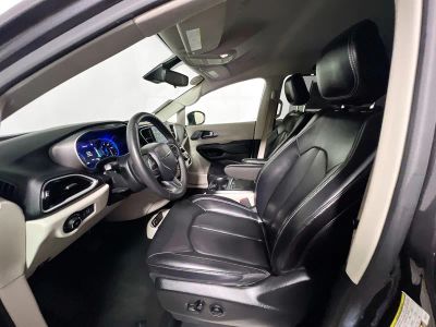 2023 Chrysler Pacifica — photo 12 view
