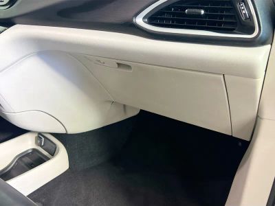 2023 Chrysler Pacifica — photo 30 view