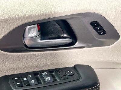 2023 Chrysler Pacifica — photo 14 view
