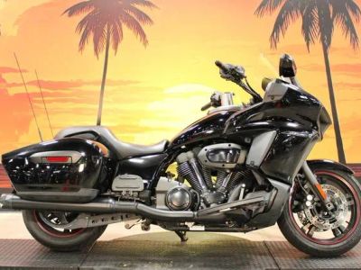 2018 Yamaha Star Eluder — front three-quarter view