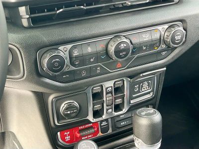 2025 Jeep Wrangler — photo 15 view