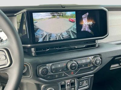 2025 Jeep Wrangler — photo 13 view