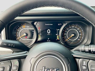 2025 Jeep Wrangler — photo 12 view