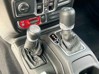 2025 Jeep Wrangler — photo 16 view
