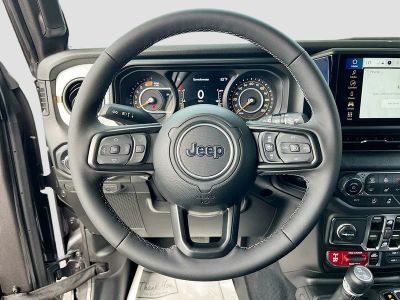 2025 Jeep Wrangler — photo 11 view