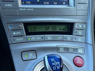 2014 Toyota Prius - Photo 21