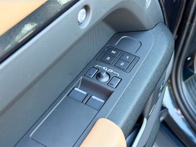 2026 Land Rover Defender 90 - Photo 23