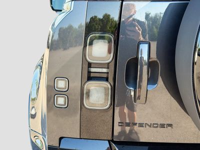 2026 Land Rover Defender 90 - Photo 10